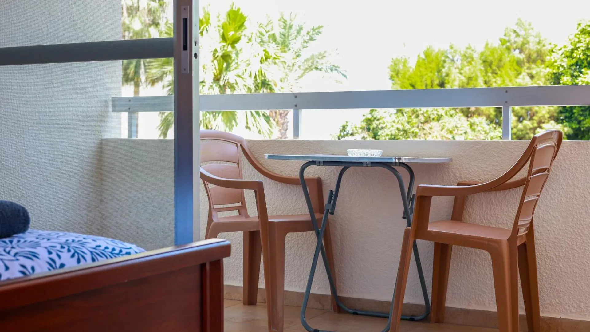Piale Palms Makenzie Beach Front Apartment, לרנקה דירה