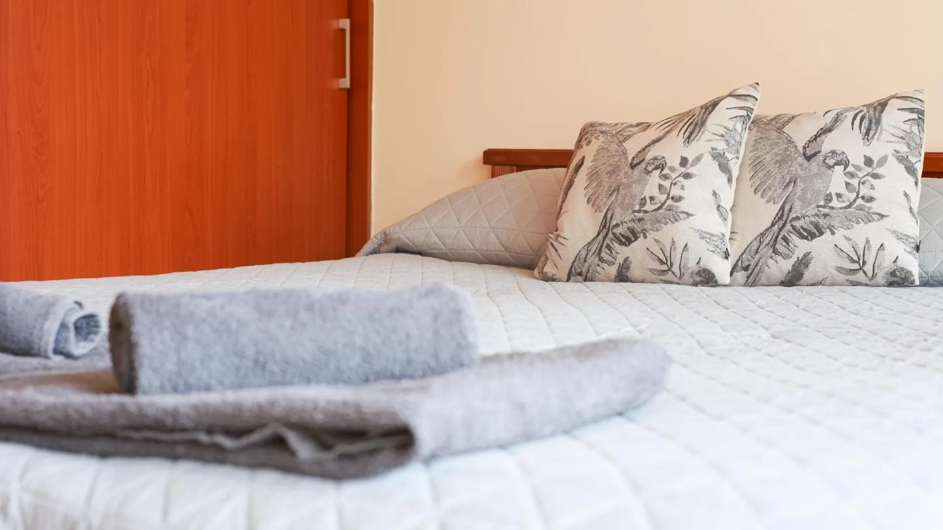 Piale Palms Makenzie Beach Front Apartment, Larnaca 0*,